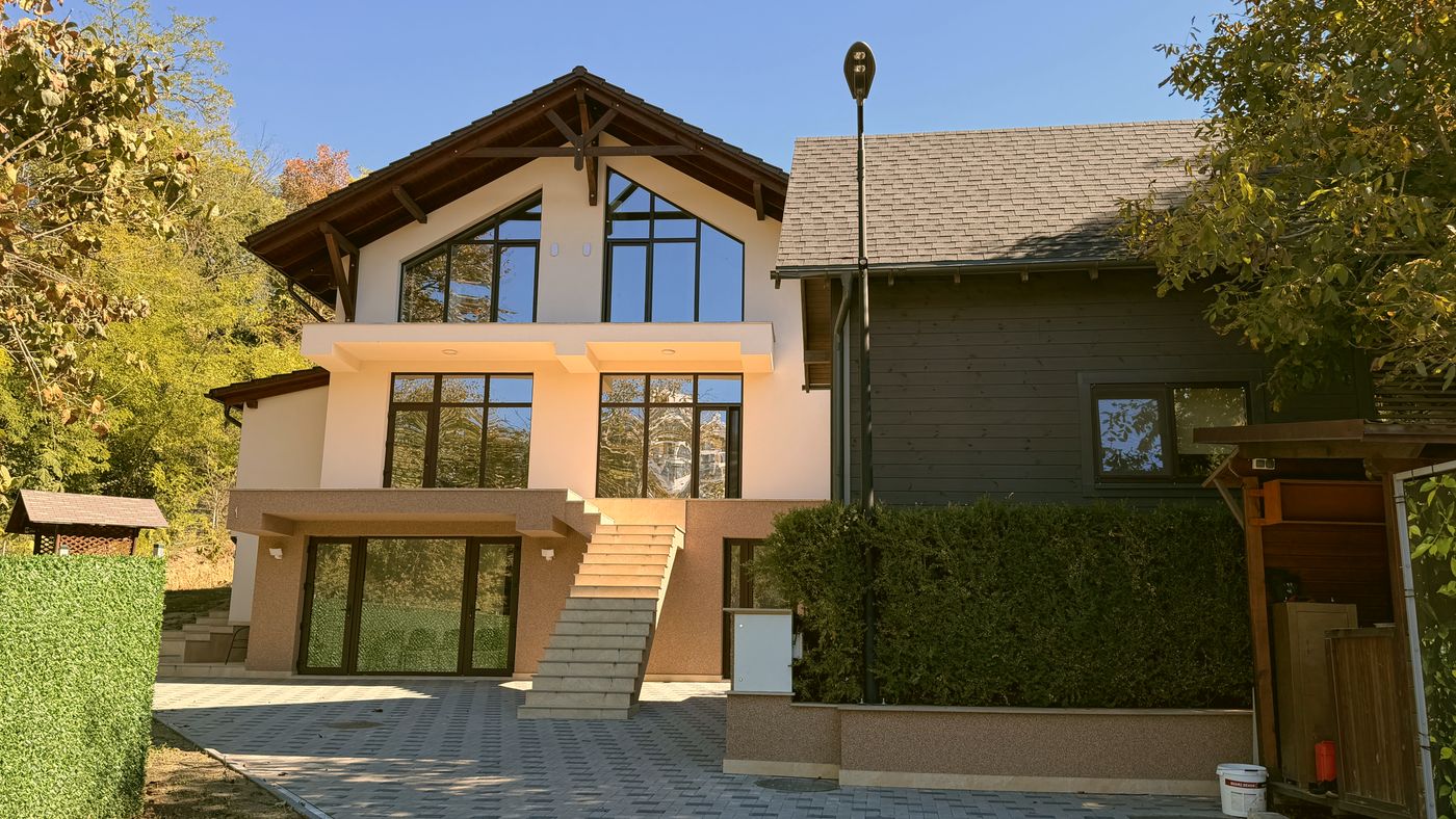 Casa cu spa, văzută din curte