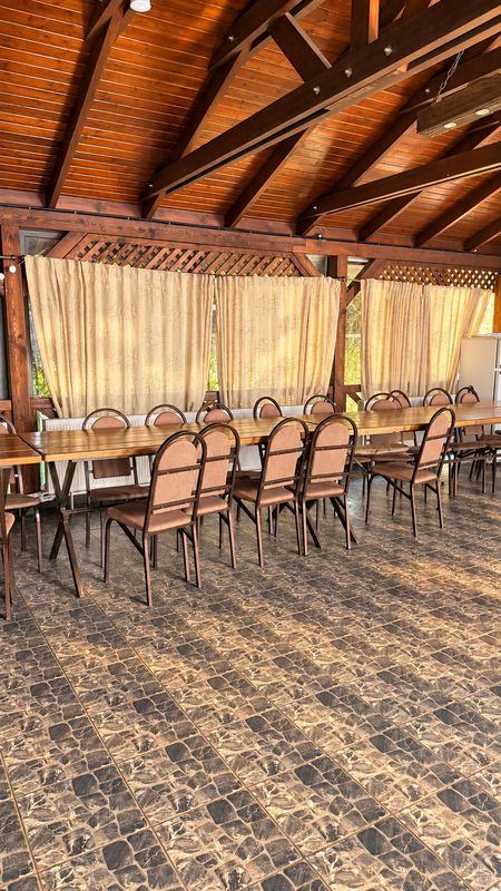 Sala, cu mese pentru grupuri mari
